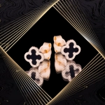 K1667 Złote kolczyki. Złote koniczynki z czarną emalią i fasetowanymi brzeżkami. 585