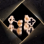 K1667 Złote kolczyki. Złote koniczynki z czarną emalią i fasetowanymi brzeżkami. 585