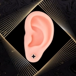 K1667 Złote kolczyki. Złote koniczynki z czarną emalią i fasetowanymi brzeżkami. 585