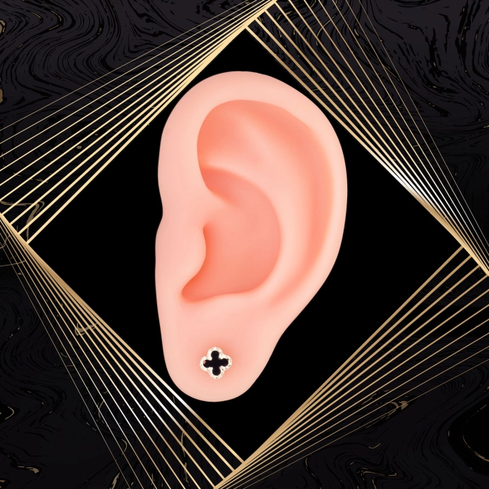 K1667 Złote kolczyki. Złote koniczynki z czarną emalią i fasetowanymi brzeżkami. 585