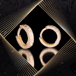 K1687 Złote kolczyki. Malutkie kółka z diamentowanym wzorem. 585