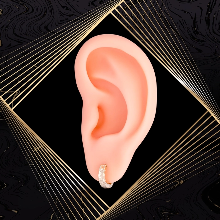 K1687 Złote kolczyki. Malutkie kółka z diamentowanym wzorem. 585