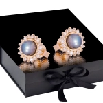 K1713 Złote kolczyki. Złote karmazycje z czarnymi perłami. 585