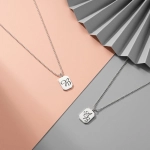 Srebrny naszyjnik z literką. Srebrne inicjały. Srebra blaszka. AG925