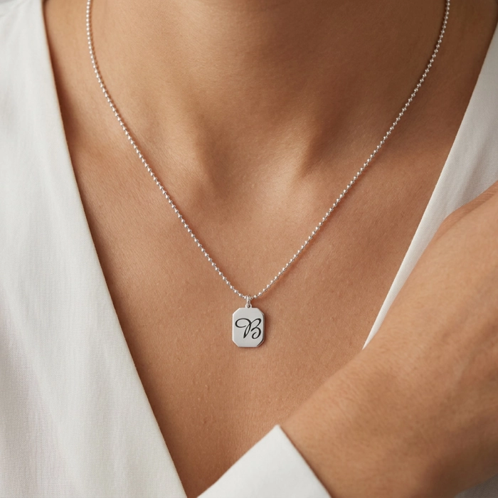 Srebrny naszyjnik z literką. Srebrne inicjały. Srebra blaszka. AG925