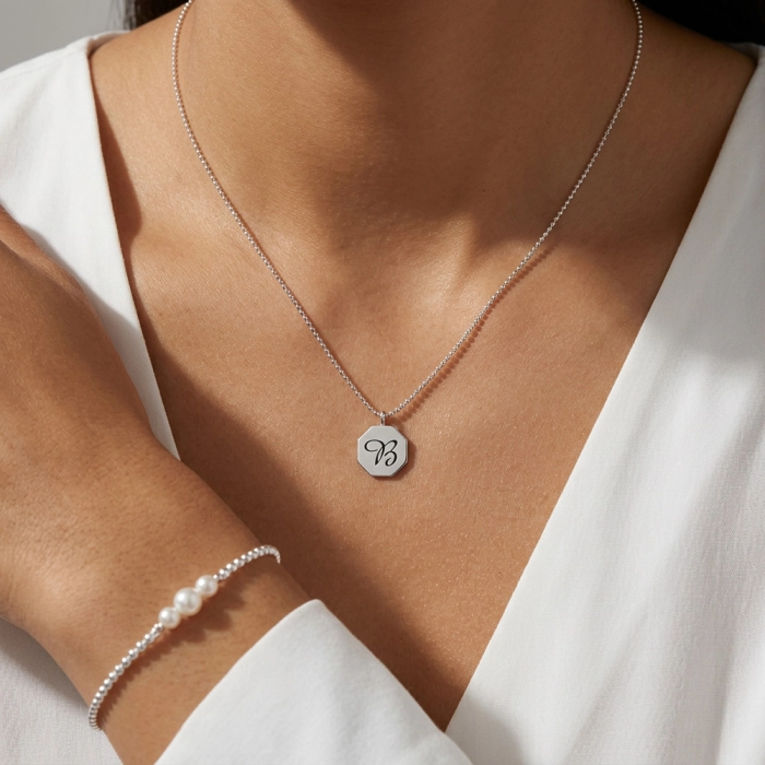 Srebrny naszyjnik z literką. Srebrne inicjały. Srebra blaszka. AG926