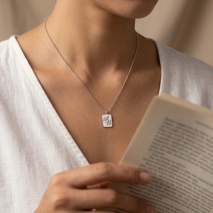 Srebrny naszyjnik z literką. Srebrne inicjały. Srebra blaszka. AG927