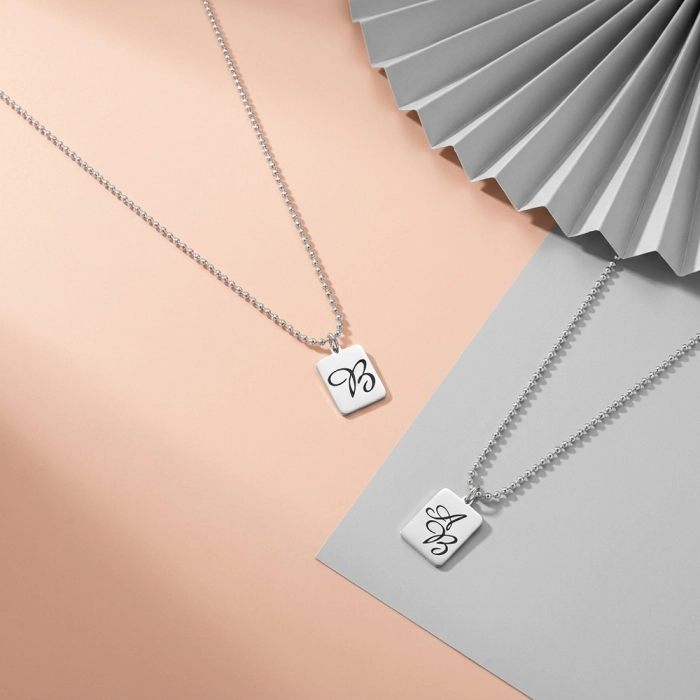 Srebrny naszyjnik z literką. Srebrne inicjały. Srebra blaszka. AG927