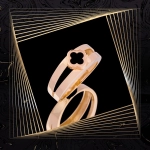 P990 Złoty pierścionek. Złota obrączka z emaliowaną koniczynką. 585